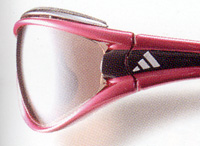 顔を保護する形状でもあるスポーツグラスは通常のメガネと違いレンズがカーブが強い。